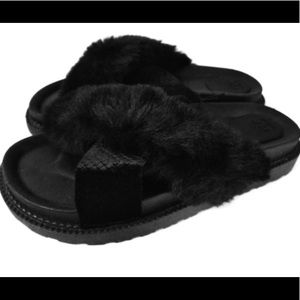Joe’s Jeans Black faux fur velvet slipper